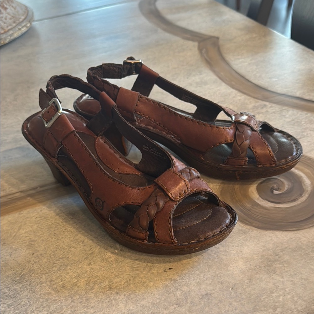 BORN Women's Brown Leather Sandals like new so 7